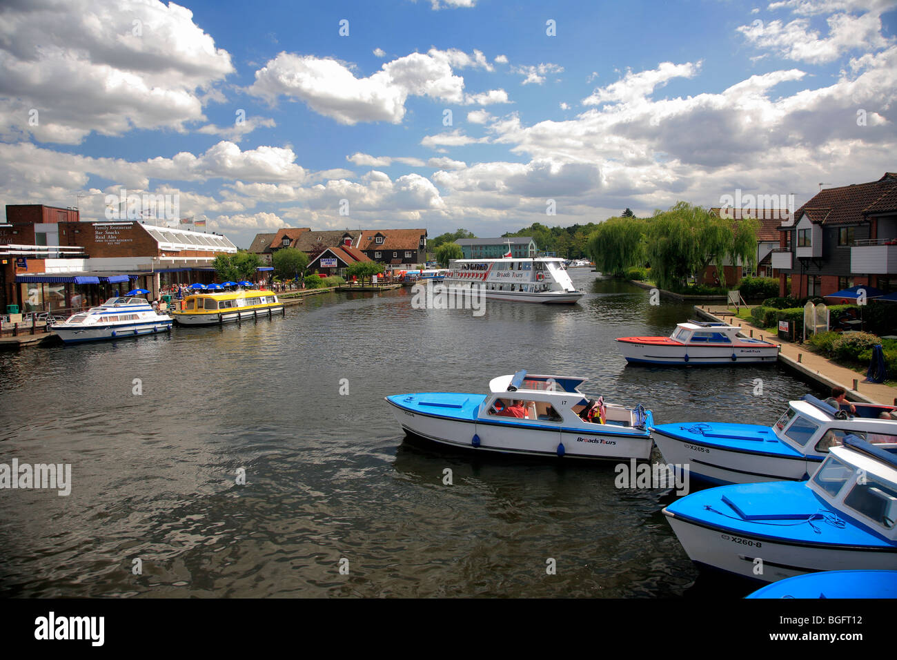 Les bateaux de plaisance rivière Bure Wroxham ville Parc National de Norfolk Broads Angleterre Banque D'Images