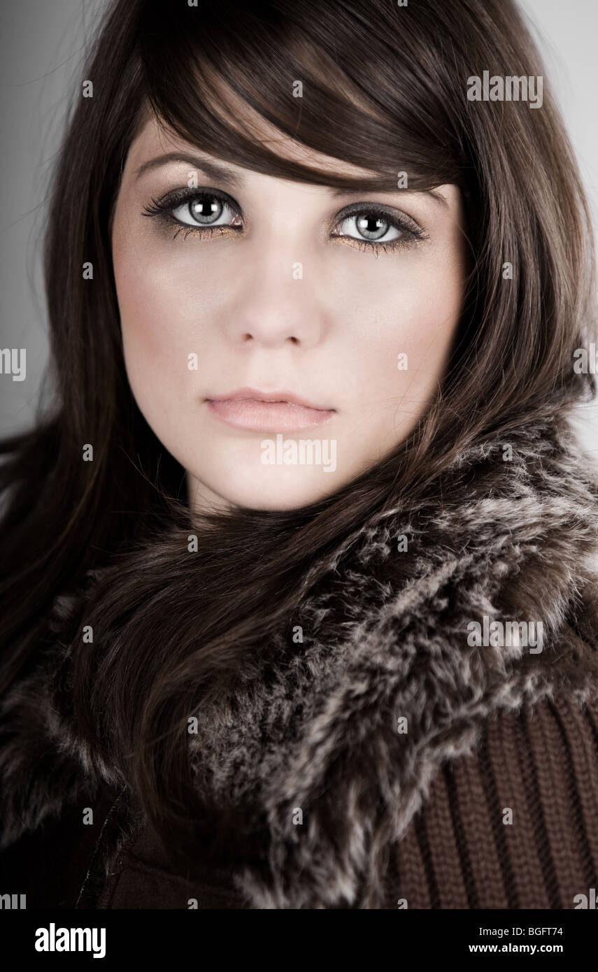 Portrait d'une belle Brunette Teen en manteau d'hiver Banque D'Images