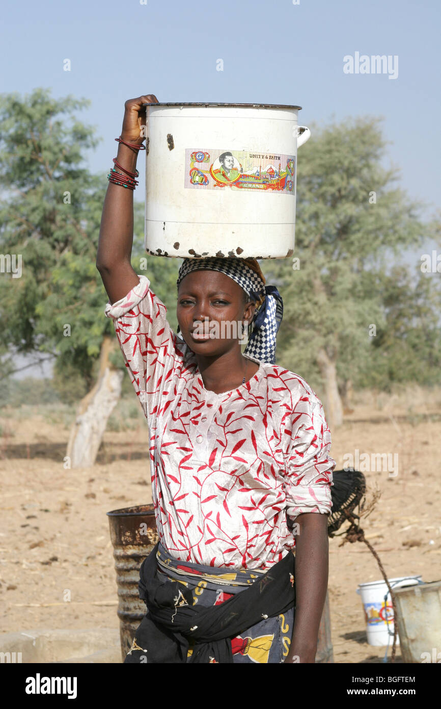 Une jeune femme recueille l'eau d'un puits dans le nord du Nigeria,  l'Afrique de l'ouest Photo Stock - Alamy