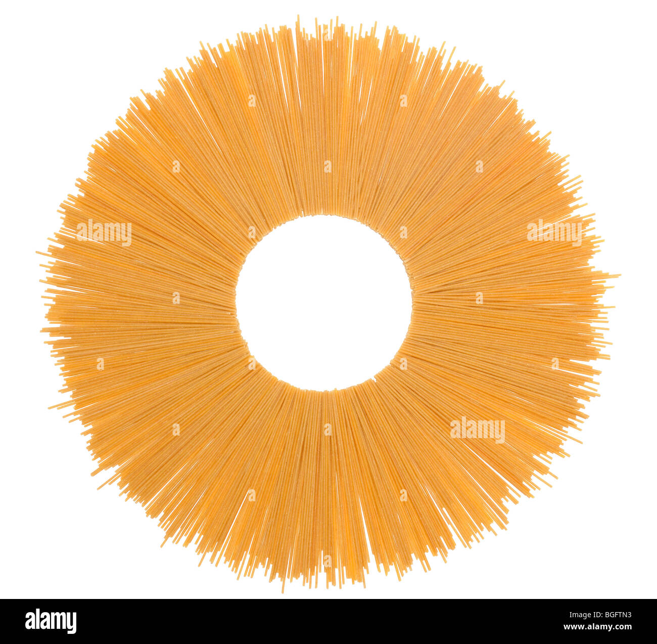 Spaghetti complets au fil isolé sur fond blanc Banque D'Images