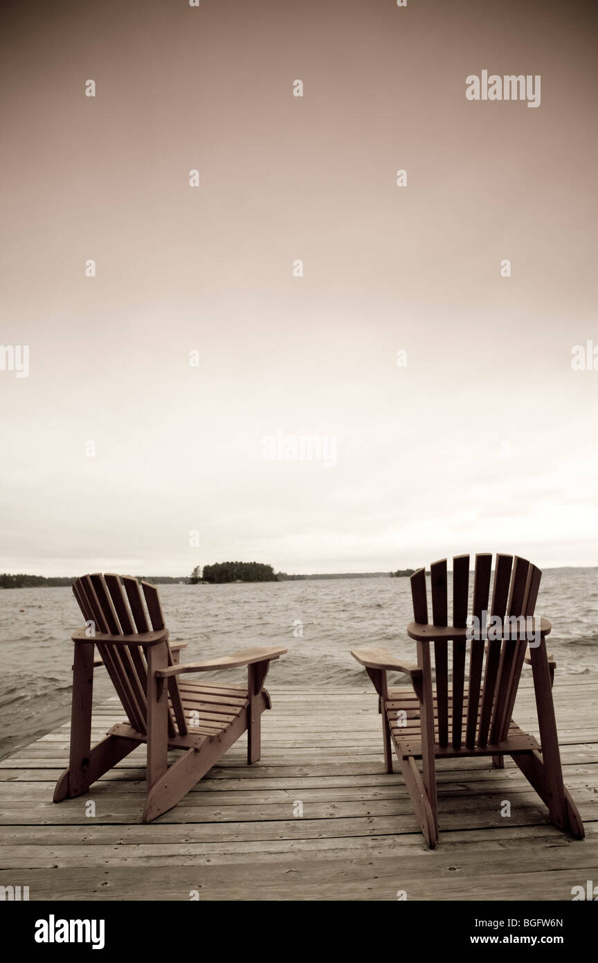 Chaises Adirondack sur le pont, Muskoka, Ontario, Canada Banque D'Images