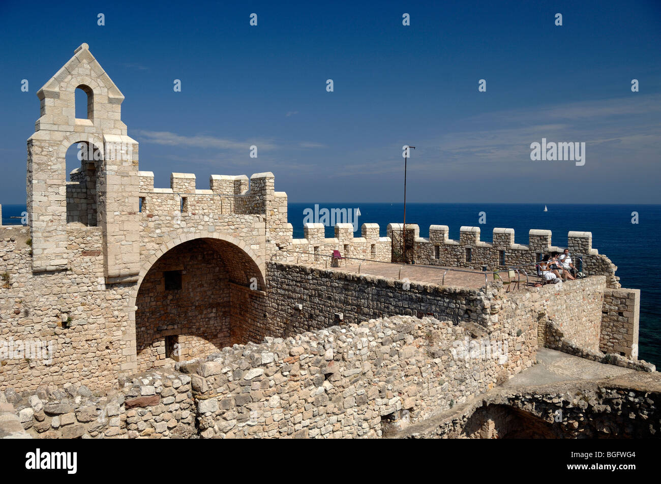Toit-terrasse crénelée du monastère de Lérins médiévale fortifiée ou Abbaye, île St Honorat, îles de Lérins, Var Côte d'Azur France Banque D'Images