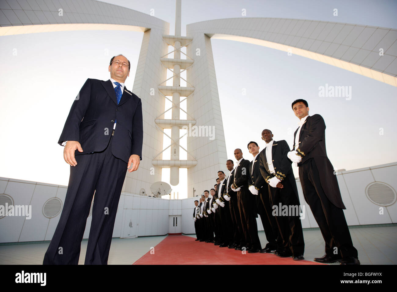 Les opérateurs sur le toit de l'hôtel de luxe Burj Al Arab, Dubaï, Emirats arabes unis. Banque D'Images