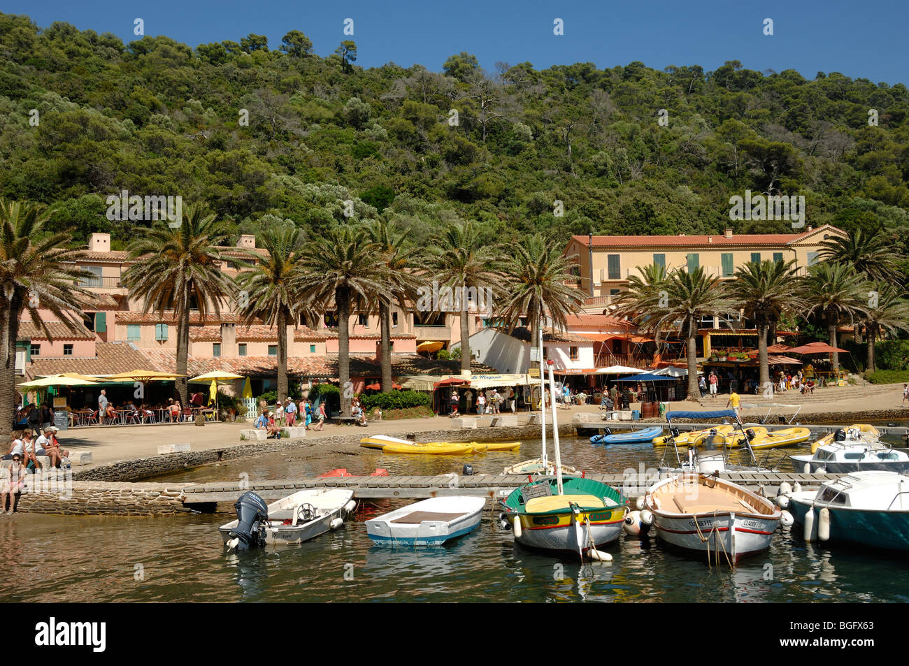 Le Parc National de Port Cros, le Village, le port et le port, l'île de Port Cros, les îles d'Hyères, la TVA, la Côte d'Azur, d'Azur, France Banque D'Images