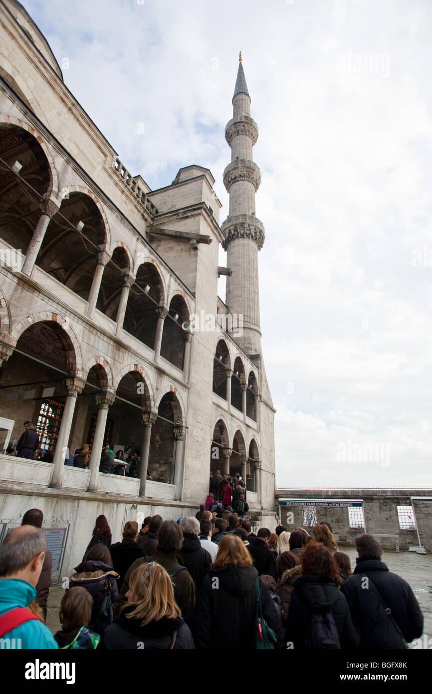Les touristes en attente dans la file d'attente pour entrer dans la Mosquée Bleue, Istanbul, Turquie Banque D'Images