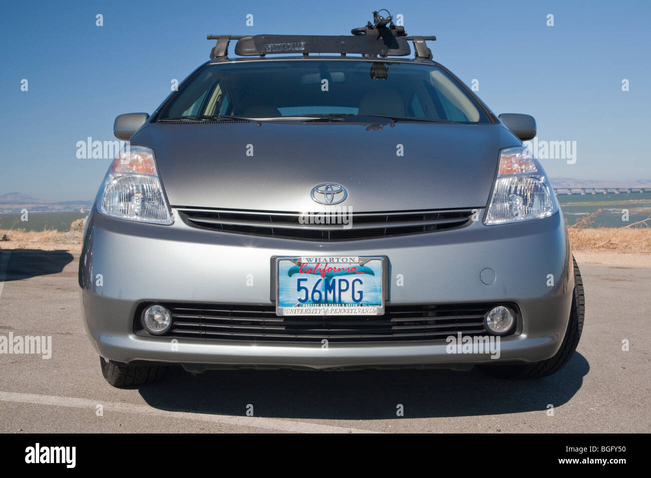 Kendrick Li's 2004 Toyota Prius a un '56' (MPG 56 miles par gallon) de la plaque d'immatriculation personnalisée. Banque D'Images Kendrick Li's 2004 Toyota Prius a un '56' (MPG 56 miles par gallon) de la plaque d'immatriculation personnalisée. Banque D'Images