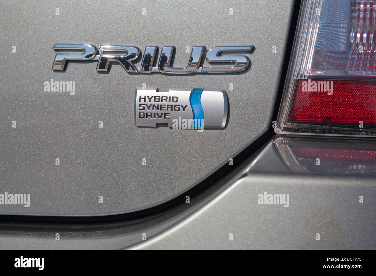 Close-up de gris avec Toyota Prius Hybrid Synergy Drive tag. La Californie, USA Banque D'Images