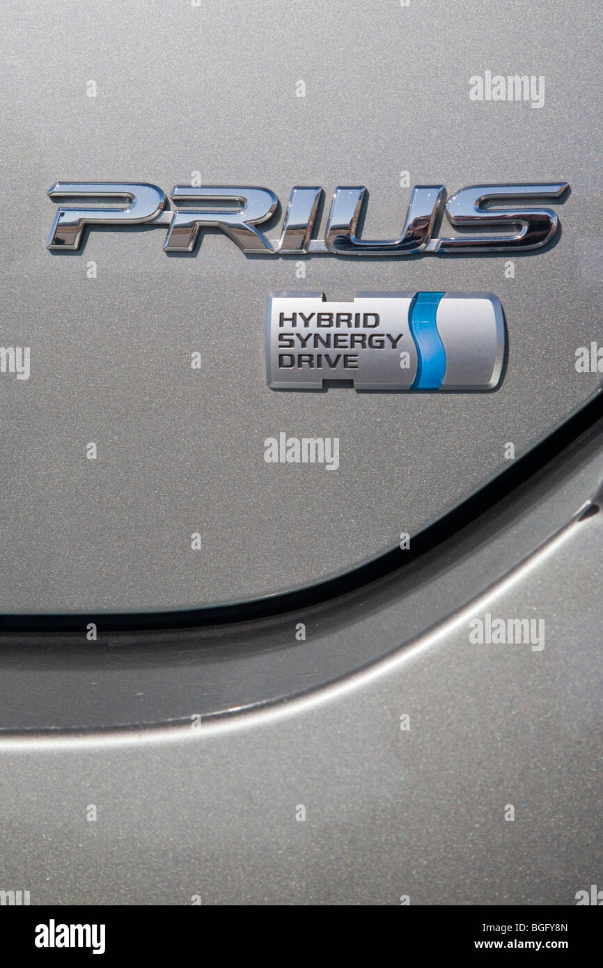 Close-up de gris avec Toyota Prius Hybrid Synergy Drive tag. La Californie, USA Banque D'Images