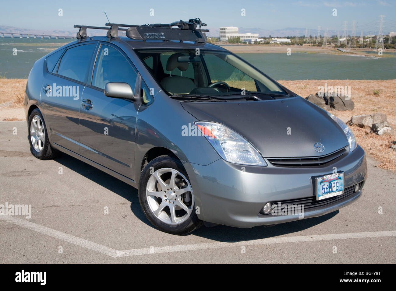 2004 Toyota Prius a un '56' de la plaque d'immatriculation personnalisée de MPG. Les gens paient pour plaques personnalisées et des produits appuyer diverses causes. Banque D'Images