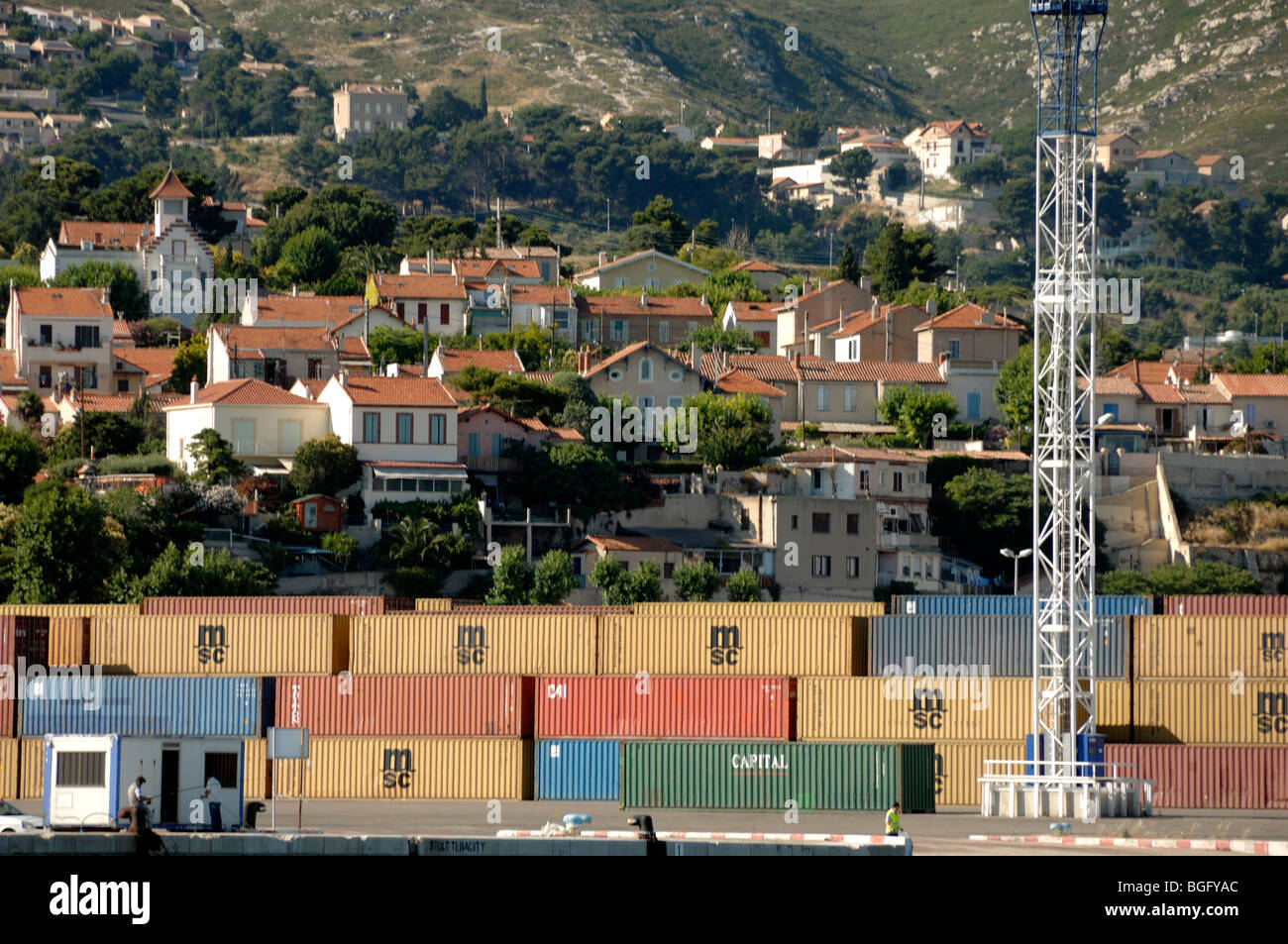 Port de conteneurs avec des conteneurs et du Logement, Marseille ou Marseille, Provence, France Banque D'Images