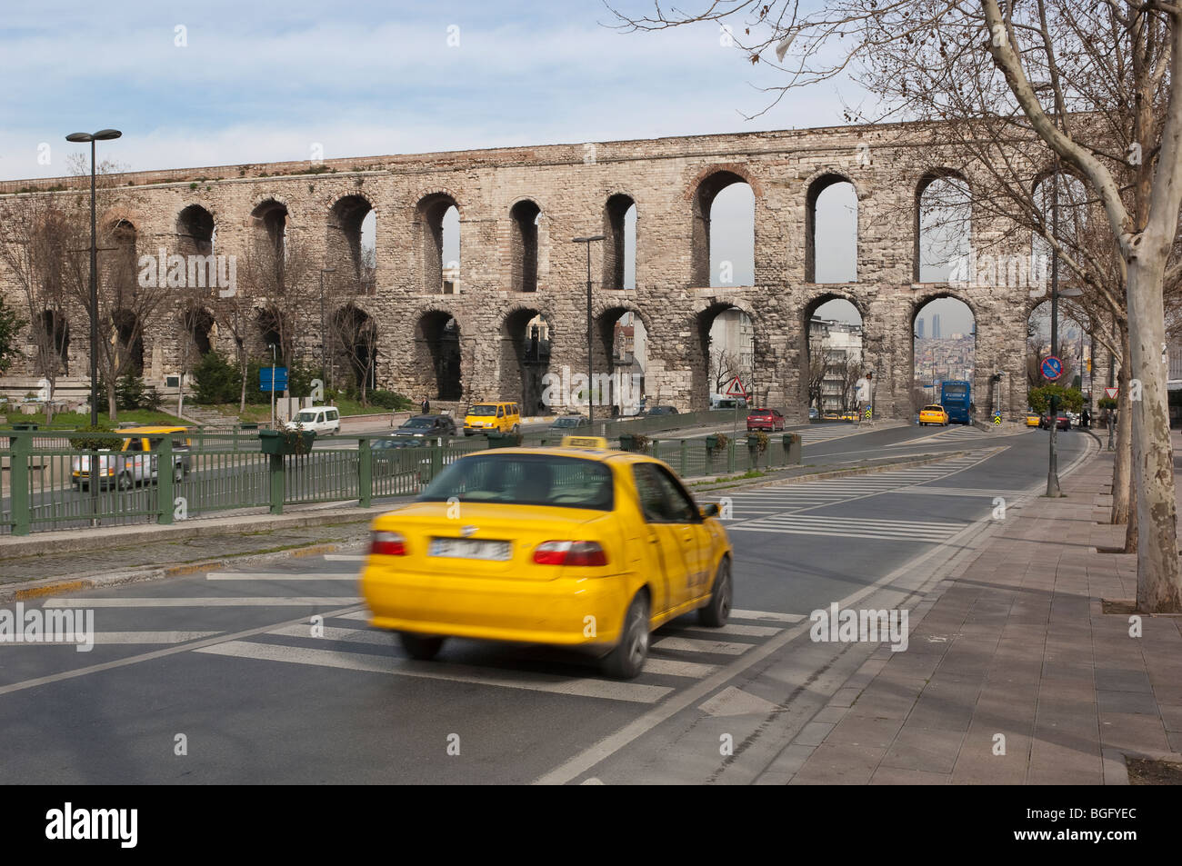 Un taxi en direction de l'Aqueduc de Valens, Istanbul, Turquie Banque D'Images