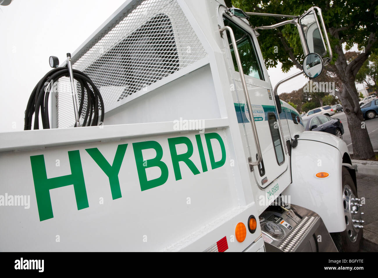 Vue inclinée d'un Peterbilt Hybrid Electric (IL) Le modèle de camion 330 véhicule de classe 6. Banque D'Images Vue inclinée d'un Peterbilt Hybrid Electric (IL) Le modèle de camion 330 véhicule de classe 6. Banque D'Images