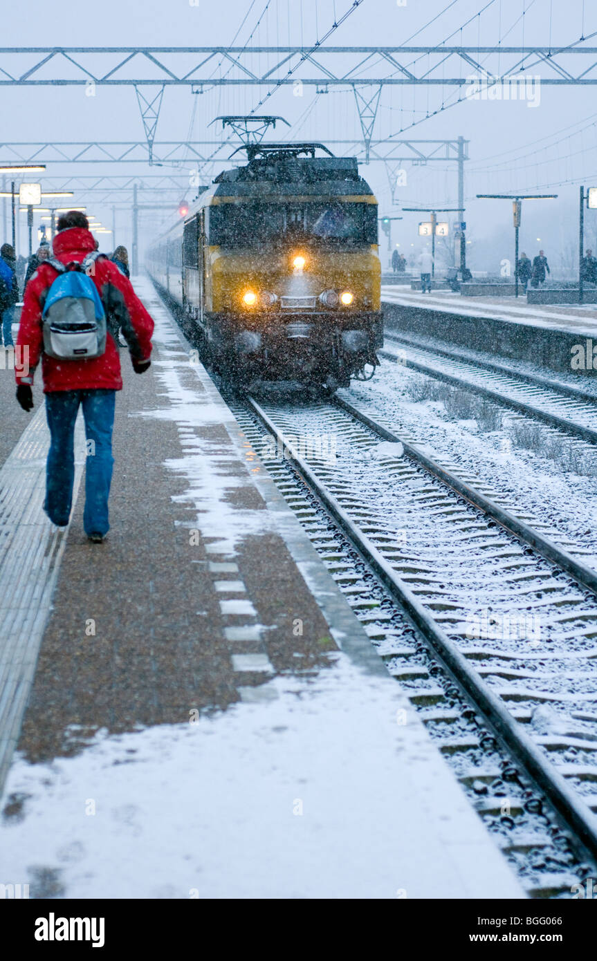 Les banlieusards luttant dans la neige pour attraper un train à la gare d'Amsterdam Zuid aux Pays-Bas Banque D'Images