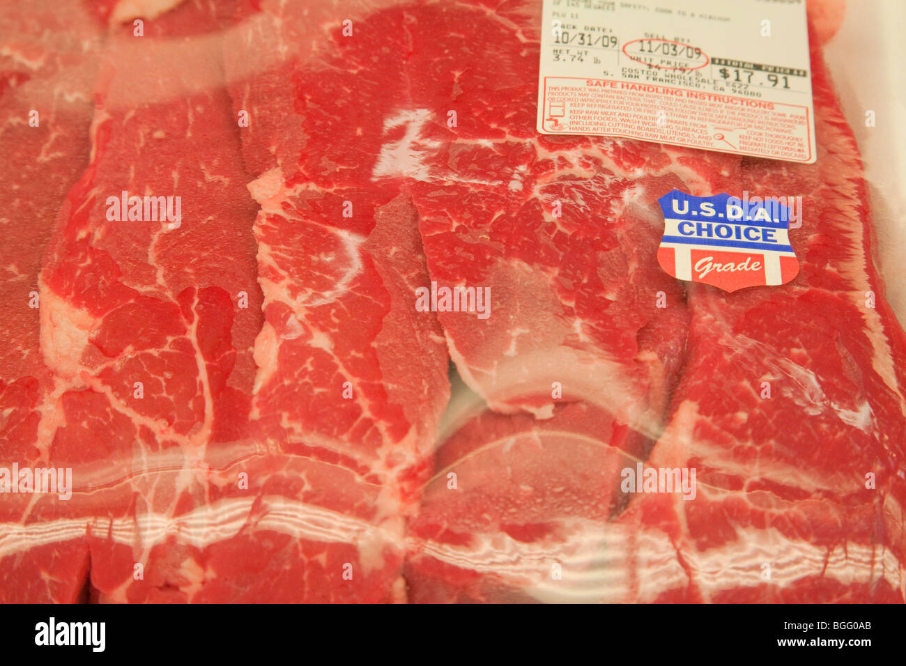 Un close-up de boeuf viande emballés avec un choix de boeuf USDA Grade autocollant (USDA  = United States Department of Agriculture). Banque D'Images Un close-up de boeuf viande emballés avec un choix de boeuf USDA Grade autocollant (USDA  = United States Department of Agriculture). Banque D'Images