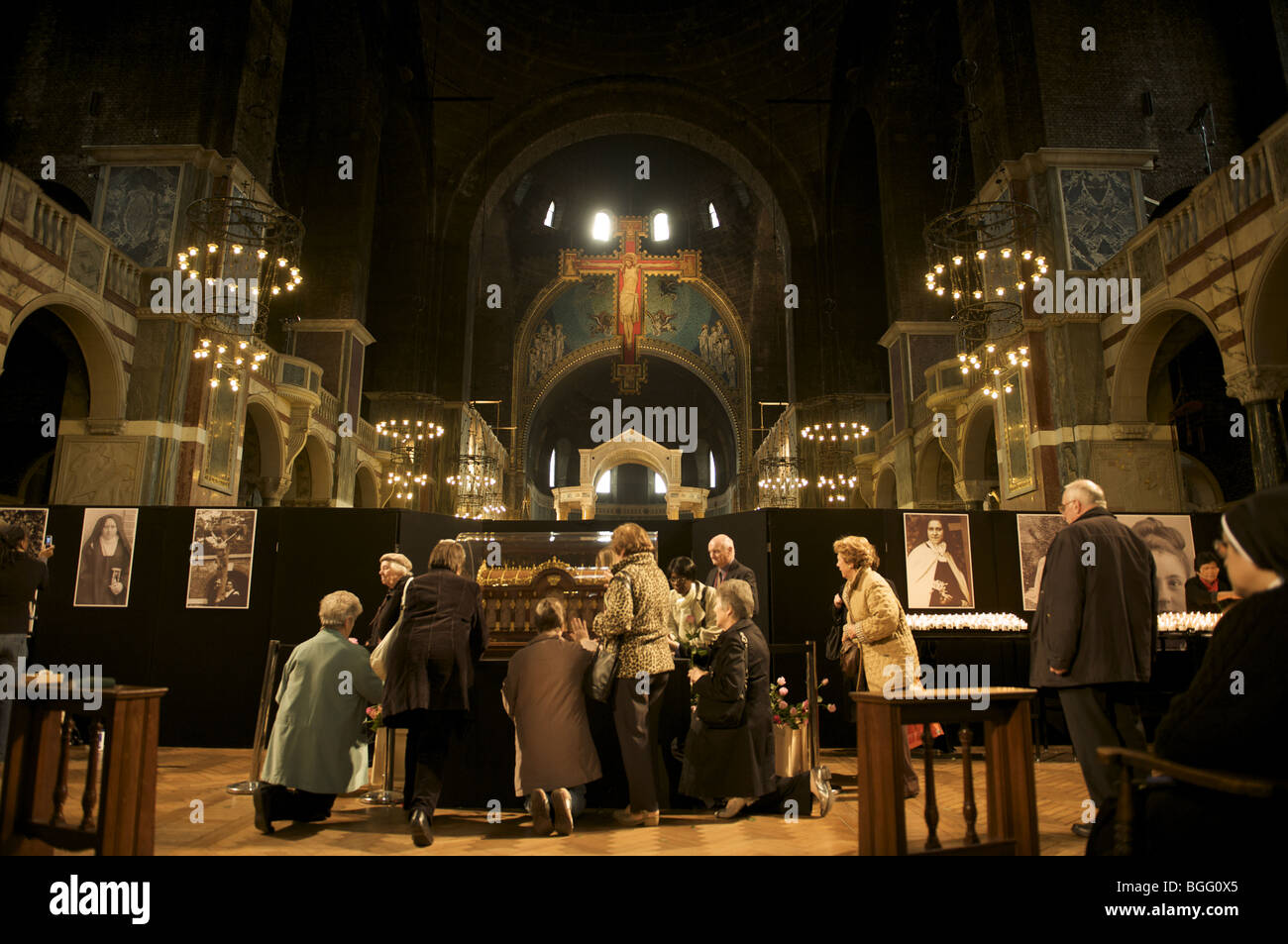 Les dévots visitant les reliques de Sainte Thérèse de Lisieux à la Cathédrale de Westminster Banque D'Images