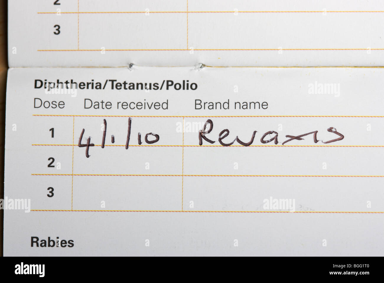 Inscription manuscrite dans une notice avec vaccinations date de dose de Revaxis pour la diphtérie le tétanos et la vaccination contre la polio Banque D'Images