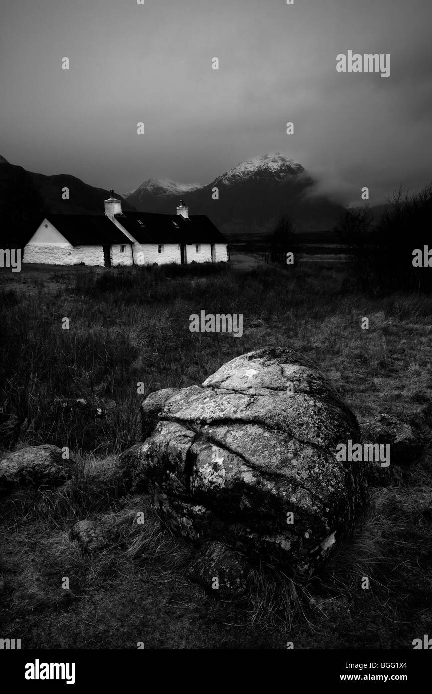 Image en noir et blanc de Blackrock cottage, Glen Coe, Highlands écossais Banque D'Images