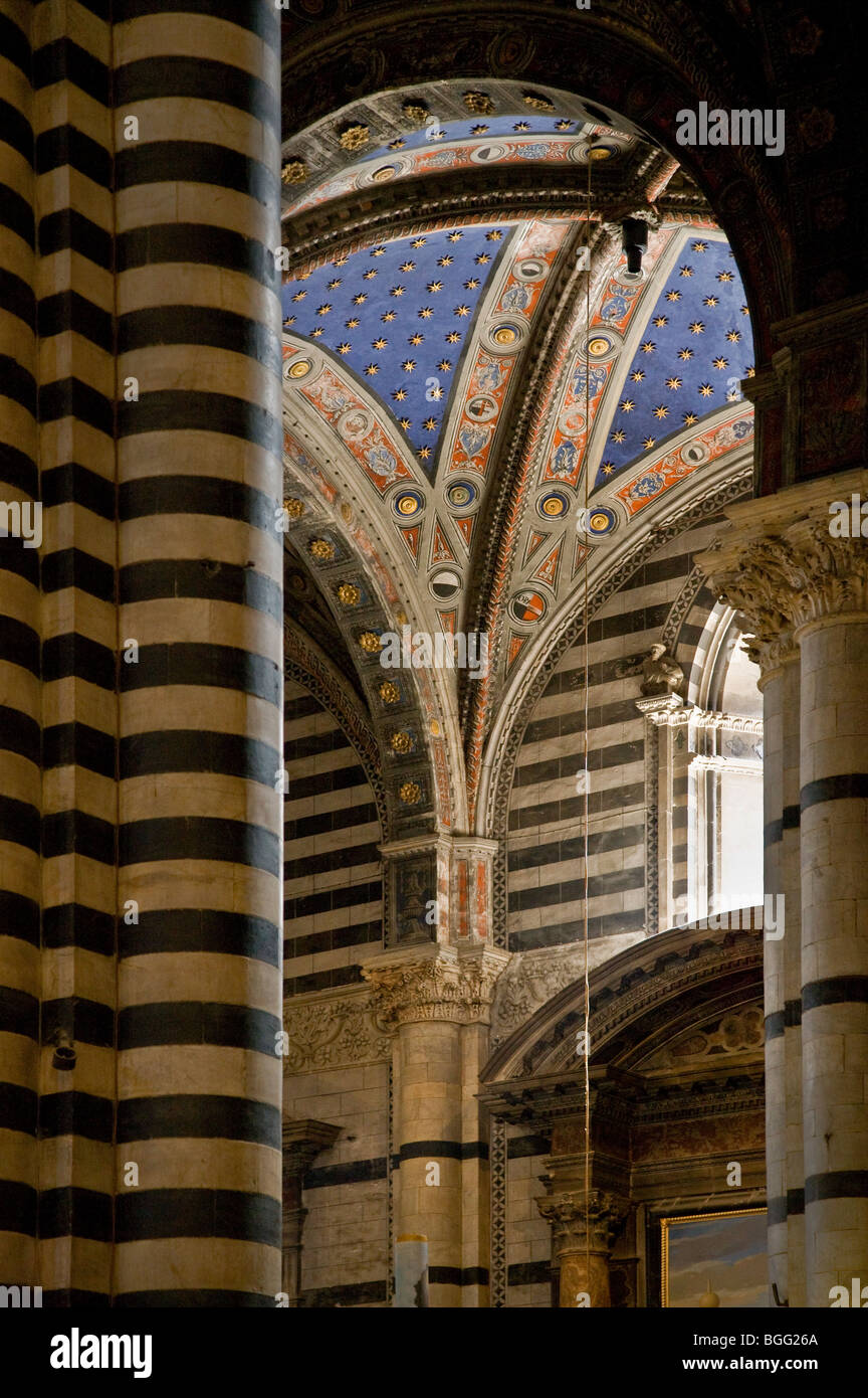 Chapelle ou capello off la nef de la Cathédrale de Sienne Toscane Italie avec bandes de marbre noir et blanc plafond étoilé céleste Banque D'Images