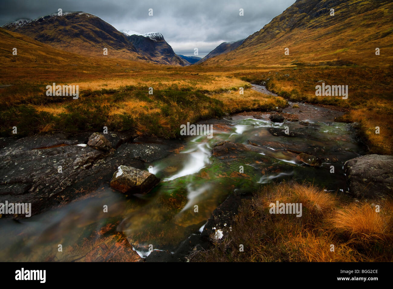 L'eau qui coule dans le ruisseau menant vers l'œil de Glen Coe, highlands écossais Banque D'Images