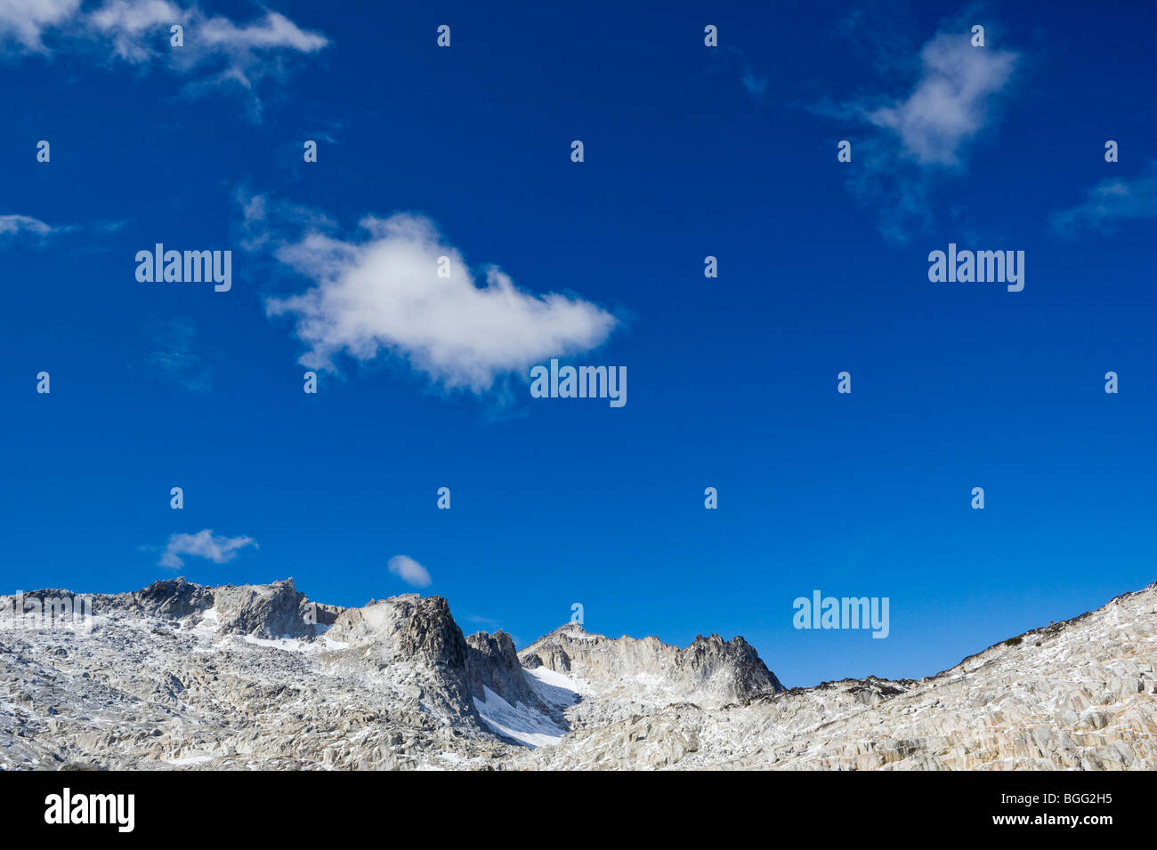 Ciel bleu, les nuages et les montagnes Dragontail (crête) dans la partie supérieure les enchantements, région sauvage de lacs d'enchantement Banque D'Images