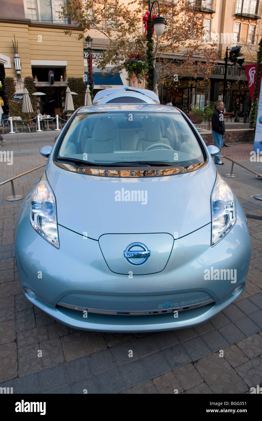 Vue avant de la Nissan LEAF, voiture électrique. La Nissan LEAF Zero Emission Tour événement promotionnel. Banque D'Images