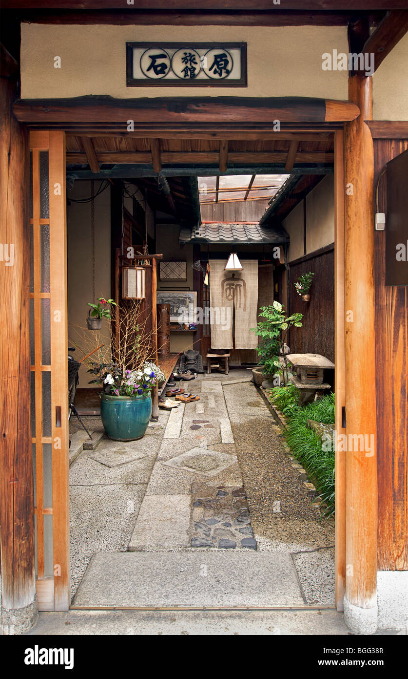 Entrée d'Ishihara ryokan. Kyoto, Japon. Guest house de style traditionnel japonais. Banque D'Images