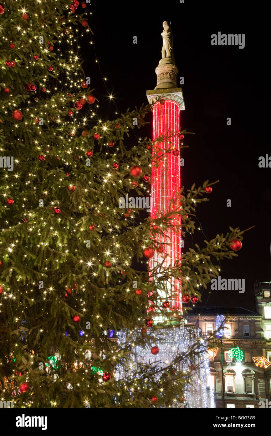 Statue de Sir Walter Scott vu à travers les lumières d'arbre de Noël dans la région de George Square Glasgow Banque D'Images