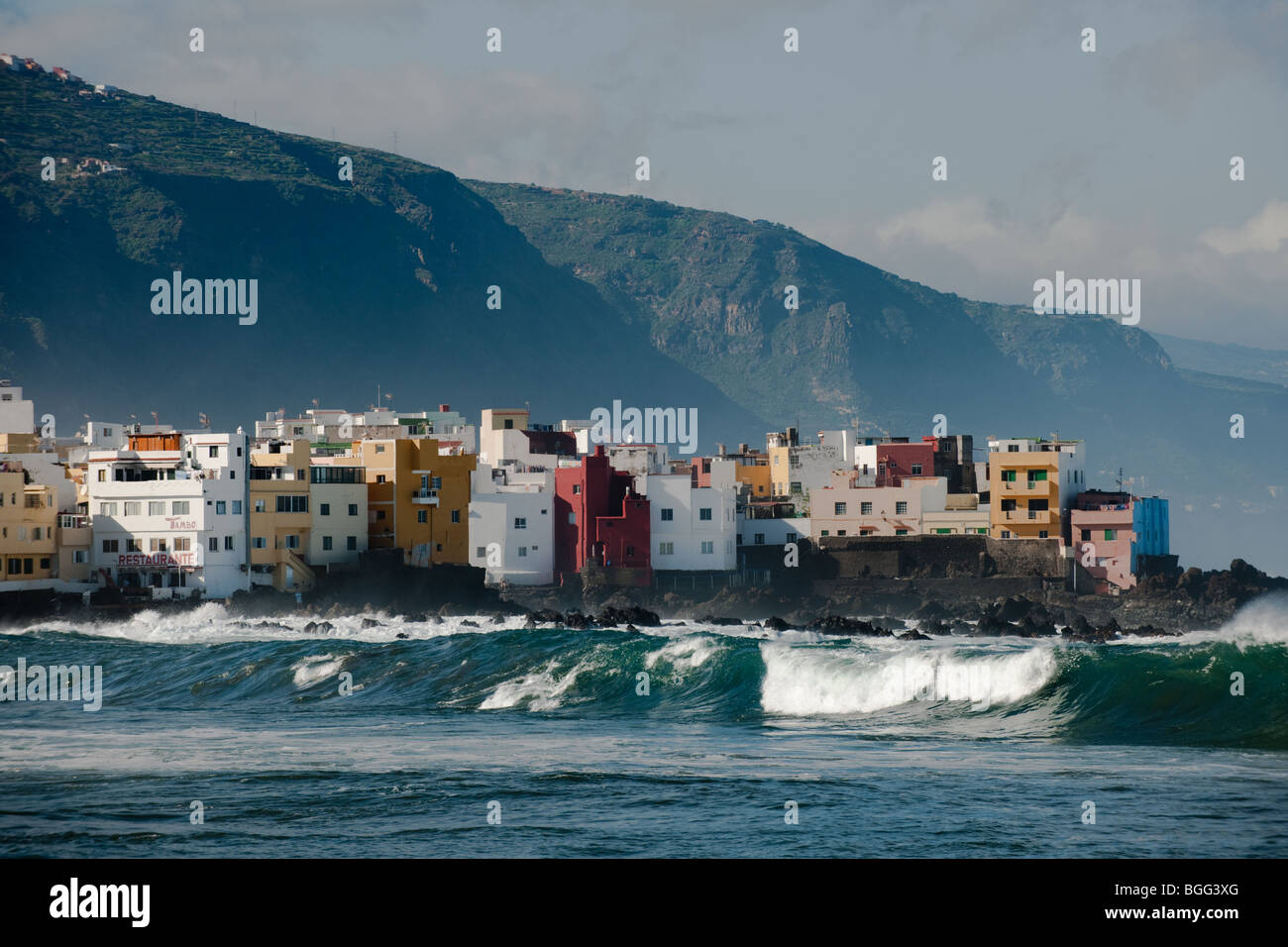 Espagne Tenerife Puerto de la Cruz bâtiments colorés de l'onde de l'Océan Atlantique Banque D'Images