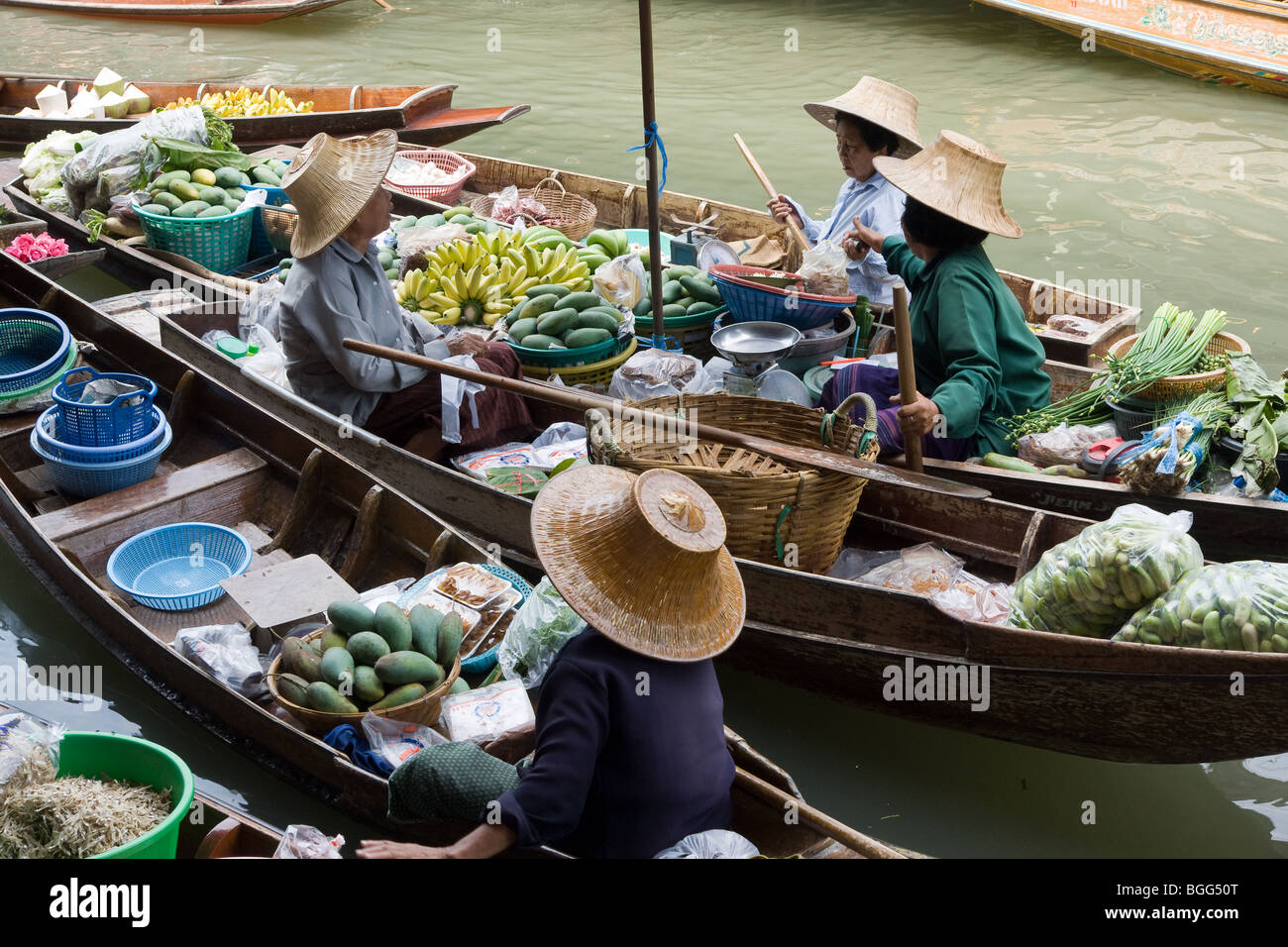 Les vendeurs de fruits et légumes au marché de l'eau, Bangkok, Thaïlande. Banque D'Images