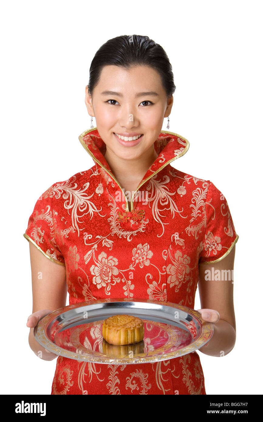 Serveur avec Mooncake chinois Banque D'Images