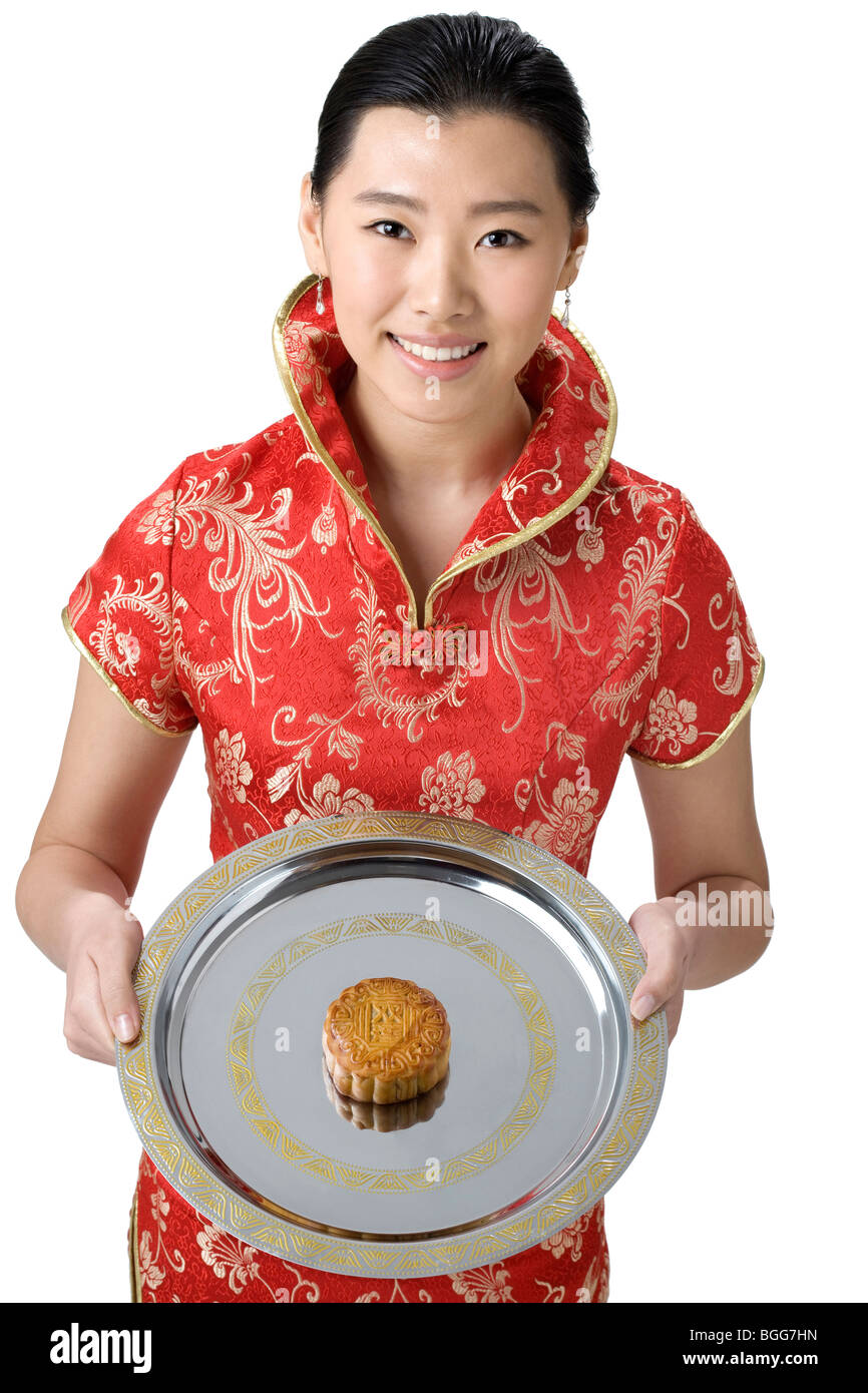 Serveur avec Mooncake chinois Banque D'Images