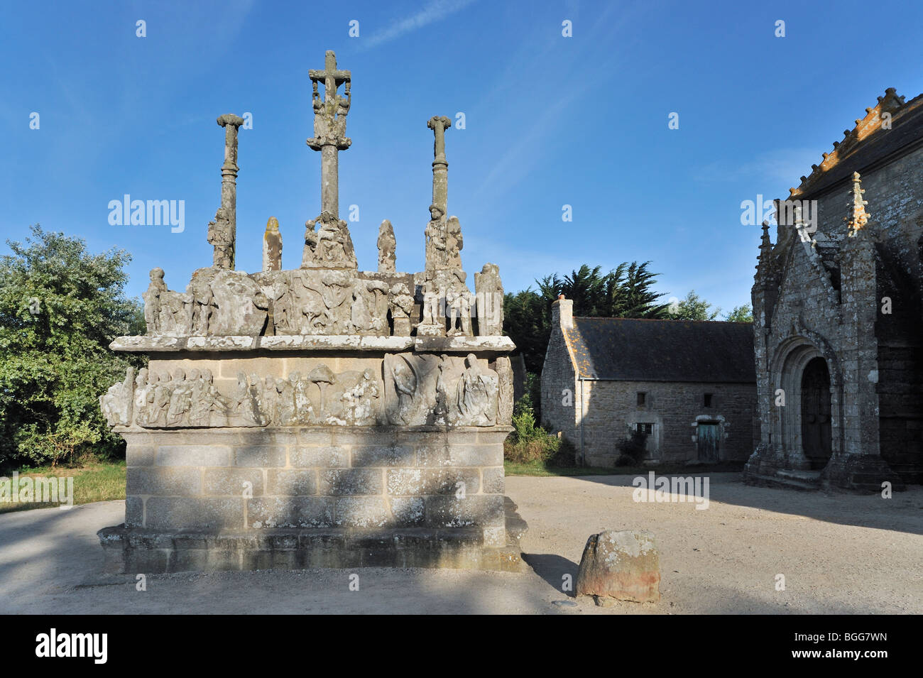 La chapelle Notre-Dame-de-Tronoën et calvaire à Saint-Jean-Trolimon,  Finistère, Bretagne, France Photo Stock - Alamy