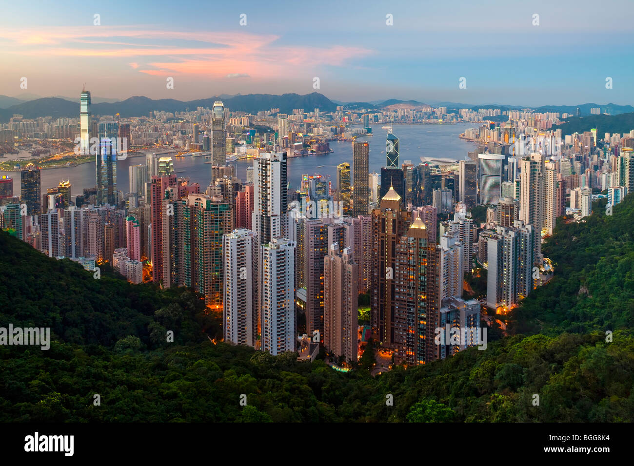 La Chine, Hong Kong, Victoria Peak. Vue sur Hong Kong depuis le Victoria Peak. L'horizon lumineux de Central se trouve en dessous du pic Banque D'Images