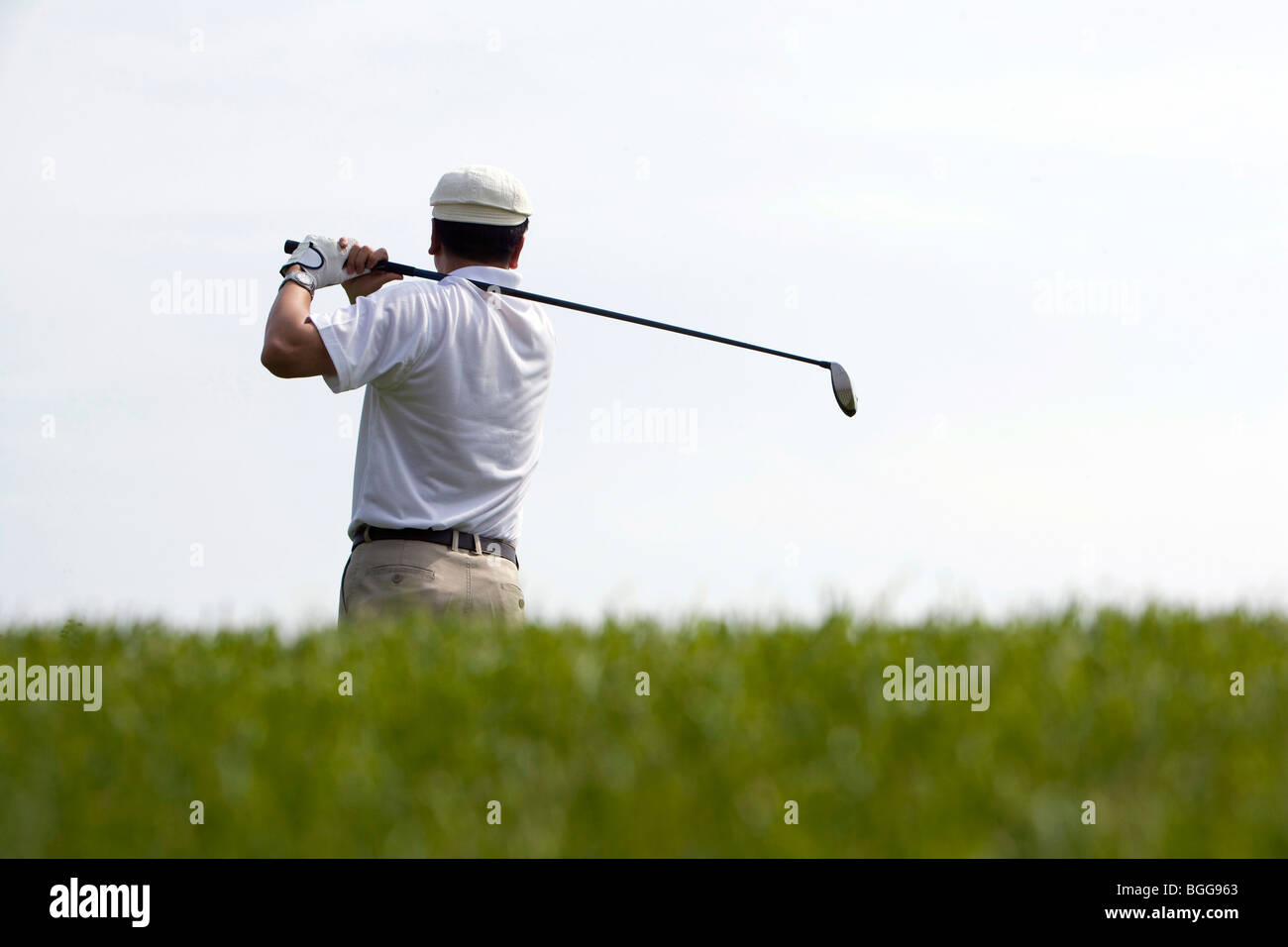 Vue arrière du swing du golfeur Banque D'Images