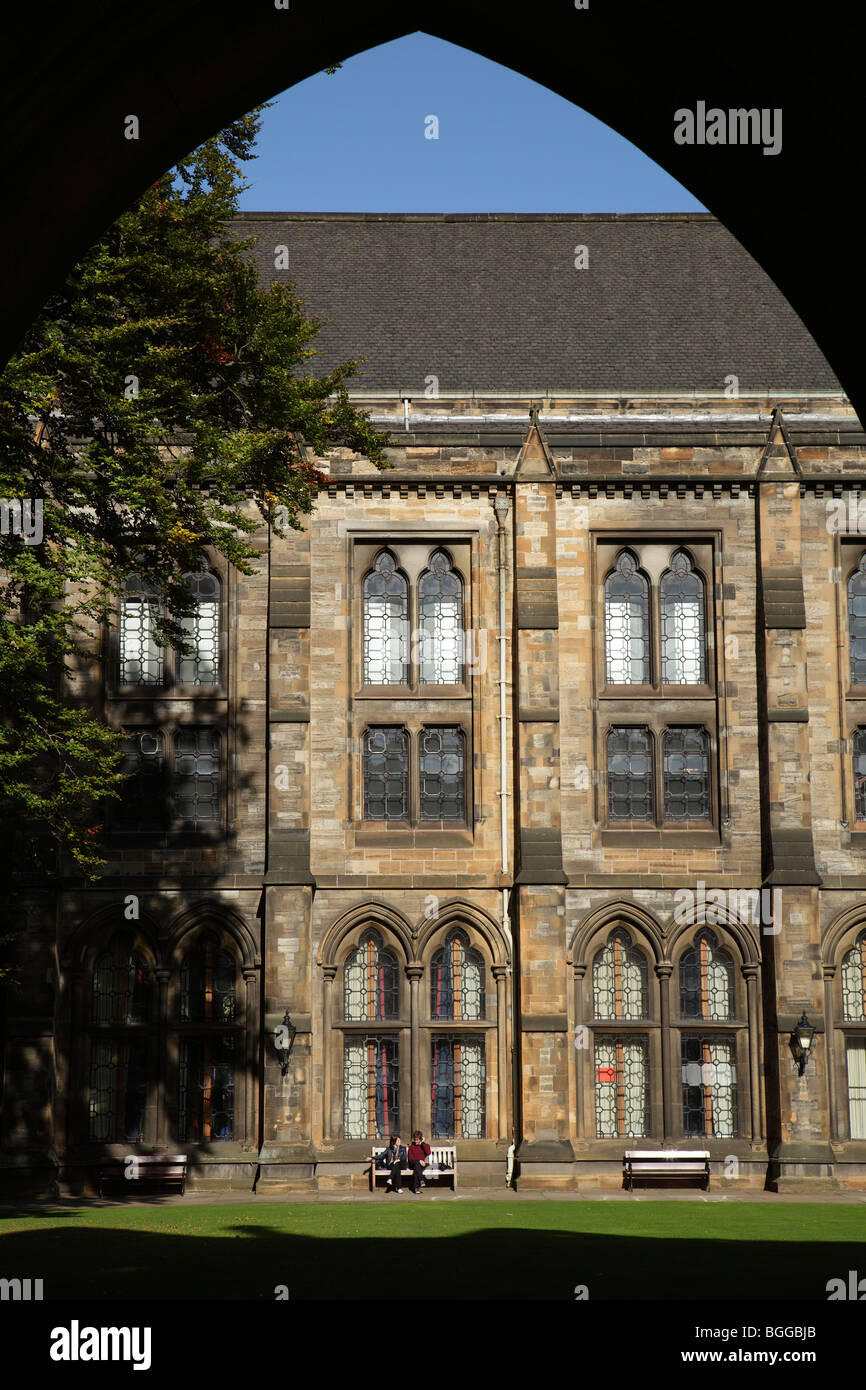 University of Glasgow East Quadrangle vu à travers une arche sur le campus de Gilmorehill, Écosse, Royaume-Uni Banque D'Images University of Glasgow East Quadrangle vu à travers une arche sur le campus de Gilmorehill, Écosse, Royaume-Uni Banque D'Images