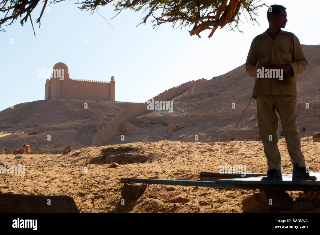 L'homme égyptien sur une colline à proximité du mausolée de l'Aga Khan à Assouan Banque D'Images