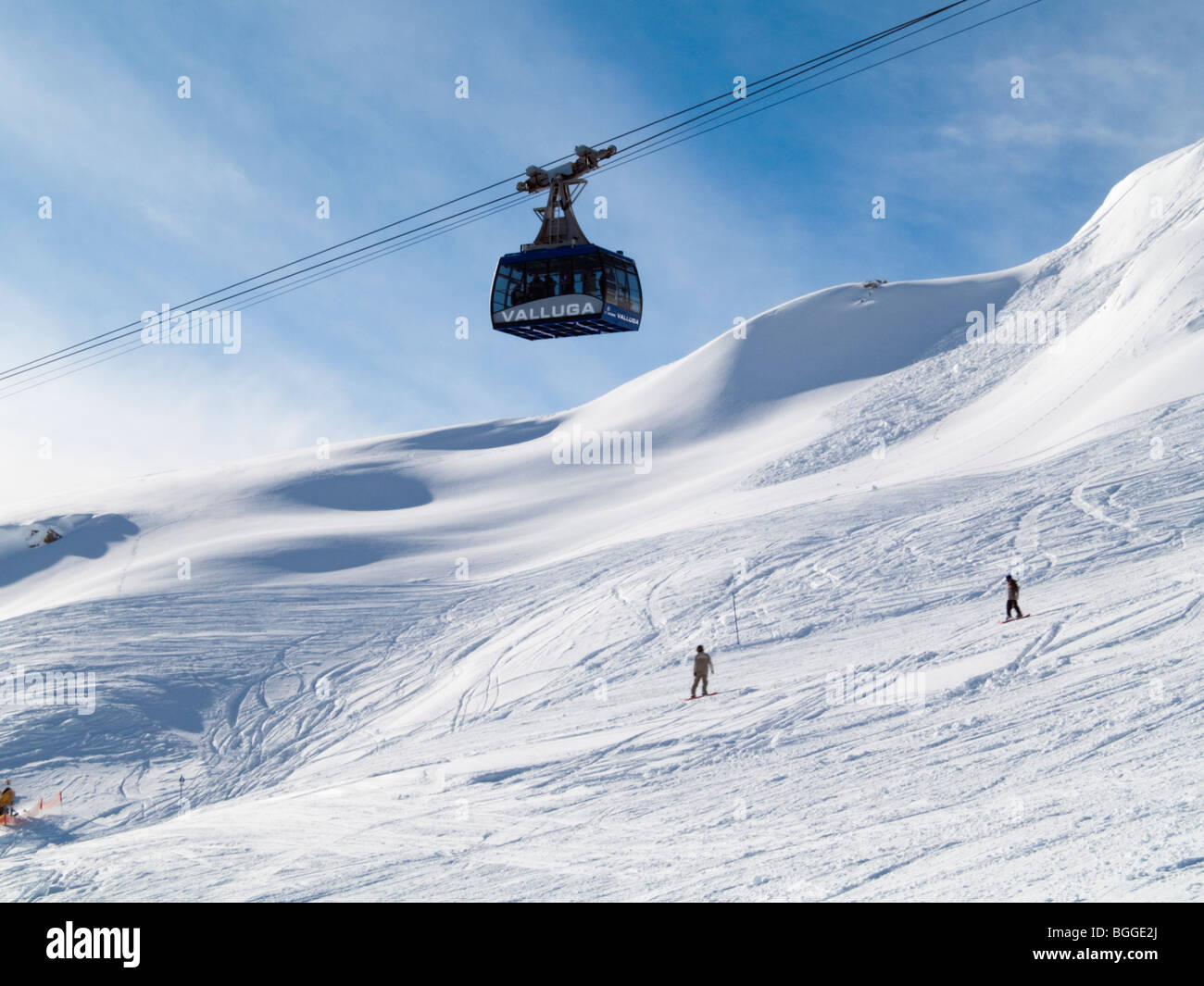 Valluga cable car au-dessus de la neige sur les pistes de ski de montagne Galzig dans les Alpes autrichiennes en hiver. St Anton am Arlberg, Tyrol, Autriche, Europe. Banque D'Images