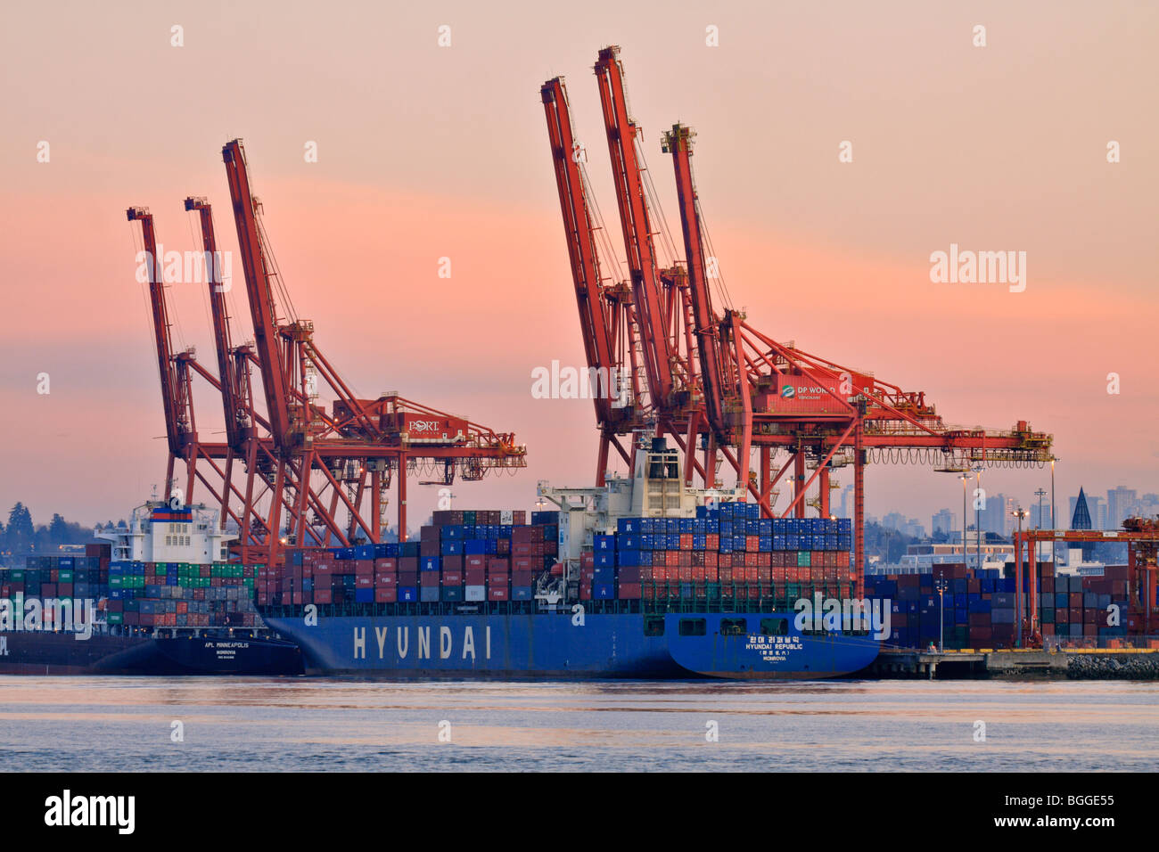 Grues et cargo chargé à port d'Vancouver-Vancouver, British Columbia, Canada. Banque D'Images