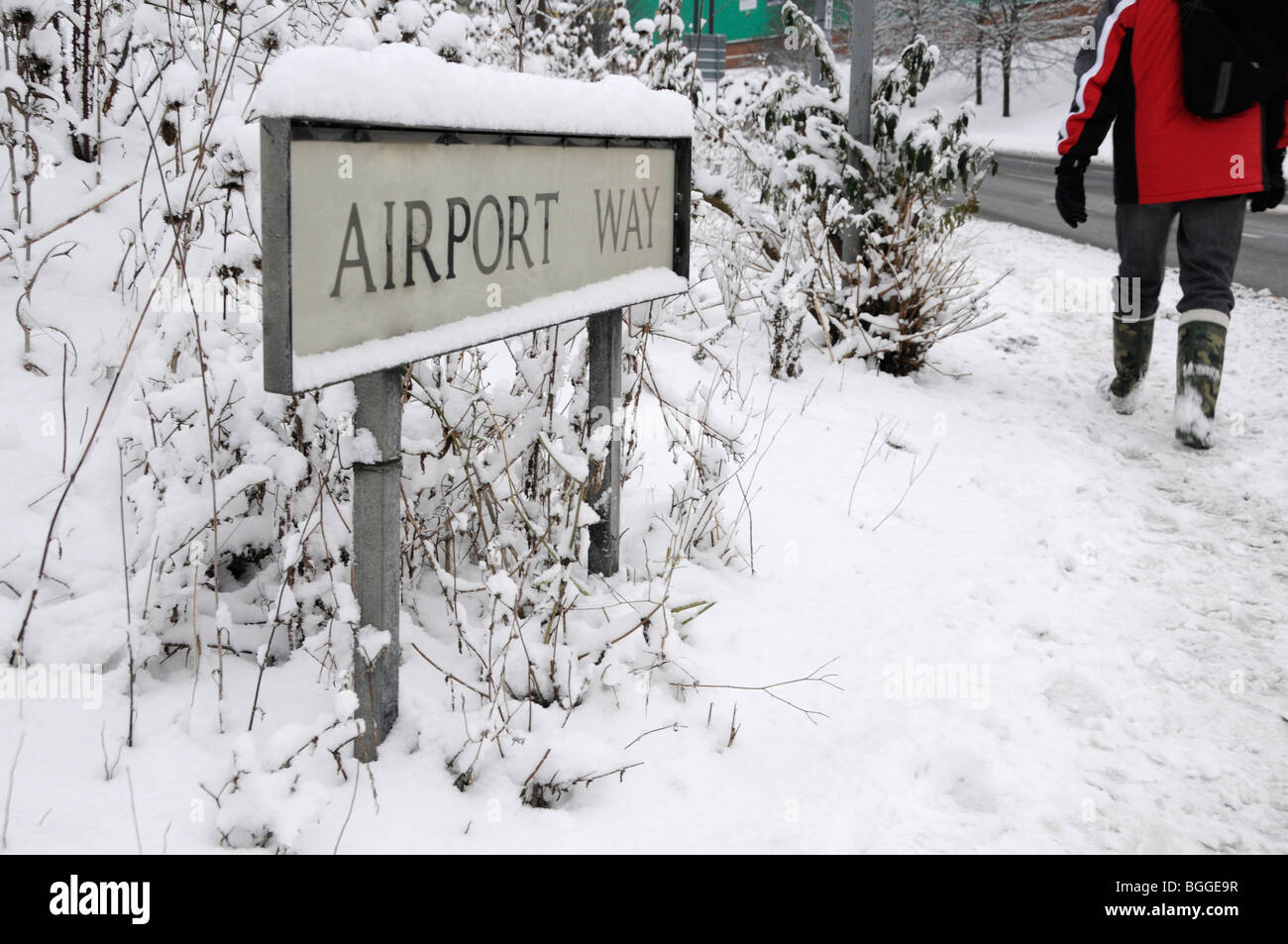 L'aéroport de neige couvrant, signe à marcher en raison de la fermeture de l'aéroport Banque D'Images