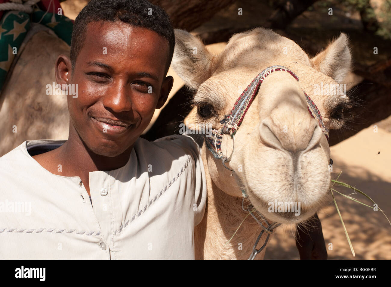 Jeune garçon nubien au Sahara avec son chameau Banque D'Images