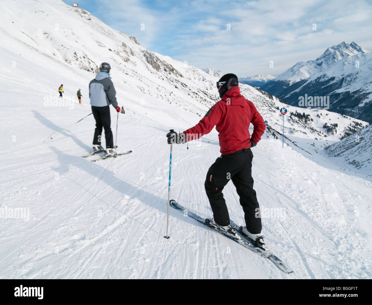 St Anton am Arlberg, Tyrol, Autriche, Europe. Veste rouge en skieur sur les pistes de ski couvertes de neige dans les Alpes autrichiennes. Banque D'Images