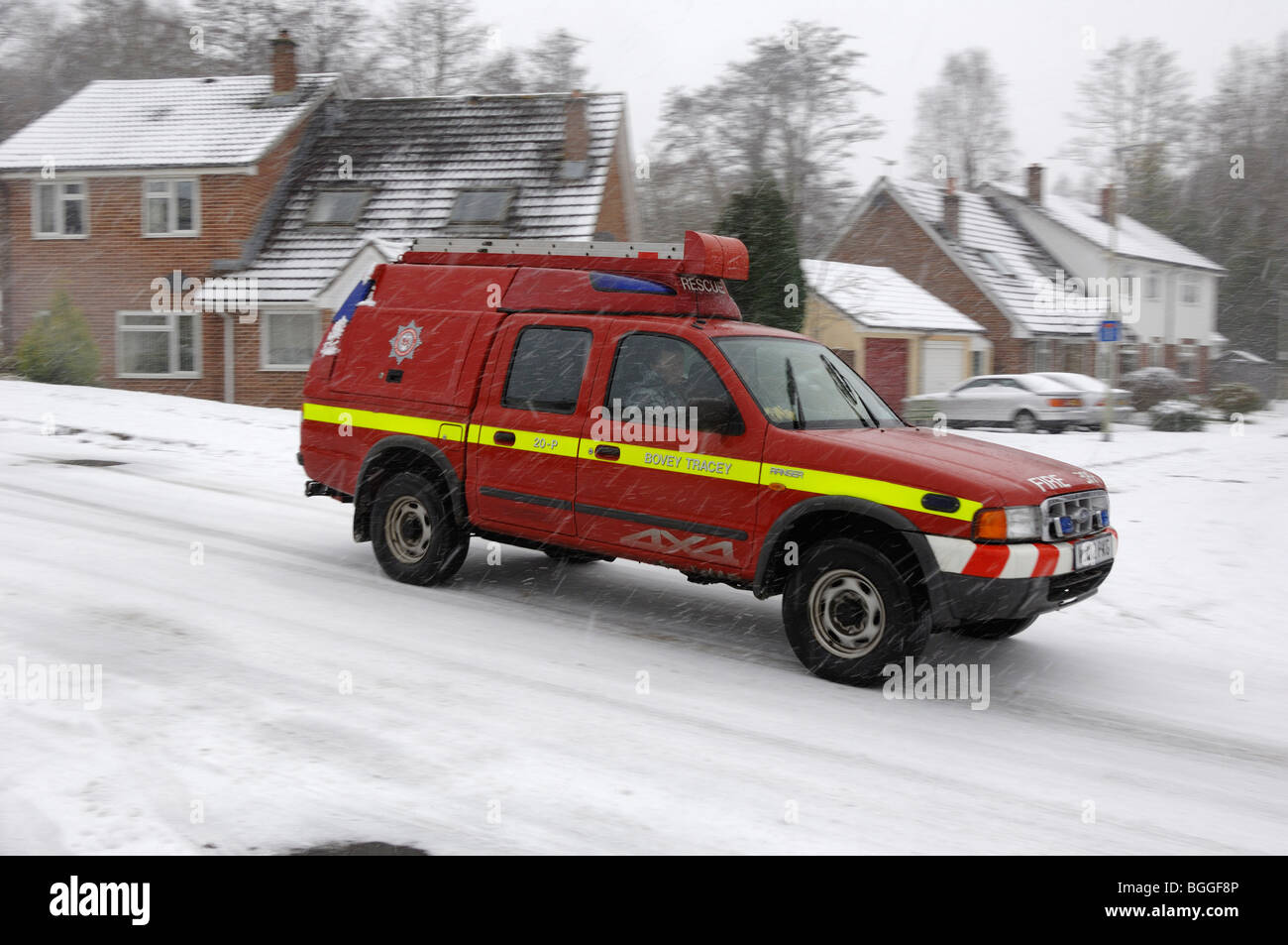 Service d'incendie et de sauvetage véhicule quatre roues motrices répondre à un appel dans la neige en Bovey Tracey Devon, Angleterre Banque D'Images