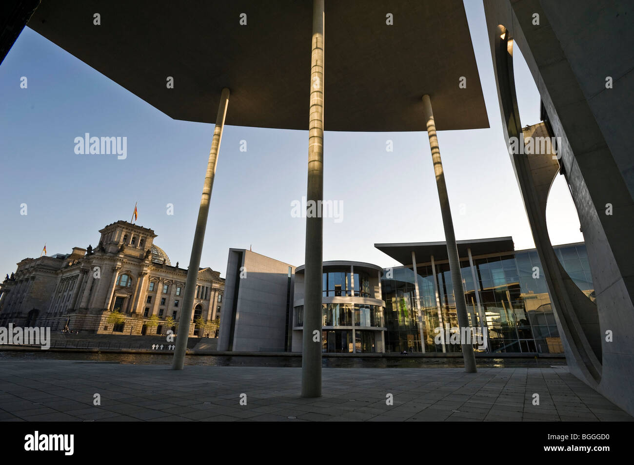 Bâtiment du Reichstag et Paul Loebe House, rivière Spree, Berlin, Germany, Europe Banque D'Images