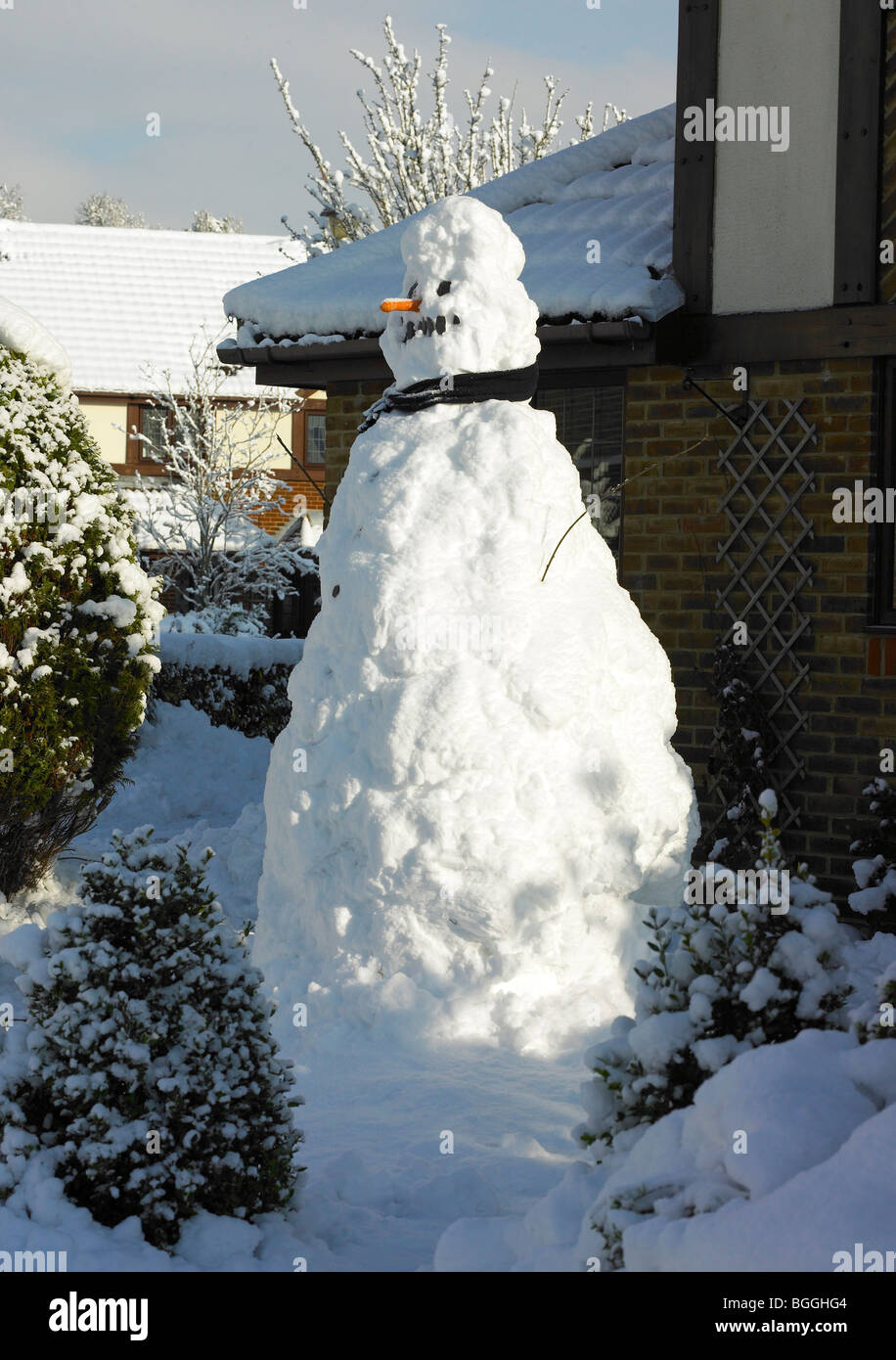 Un grand bonhomme de neige dans un jardin de devant Banque D'Images