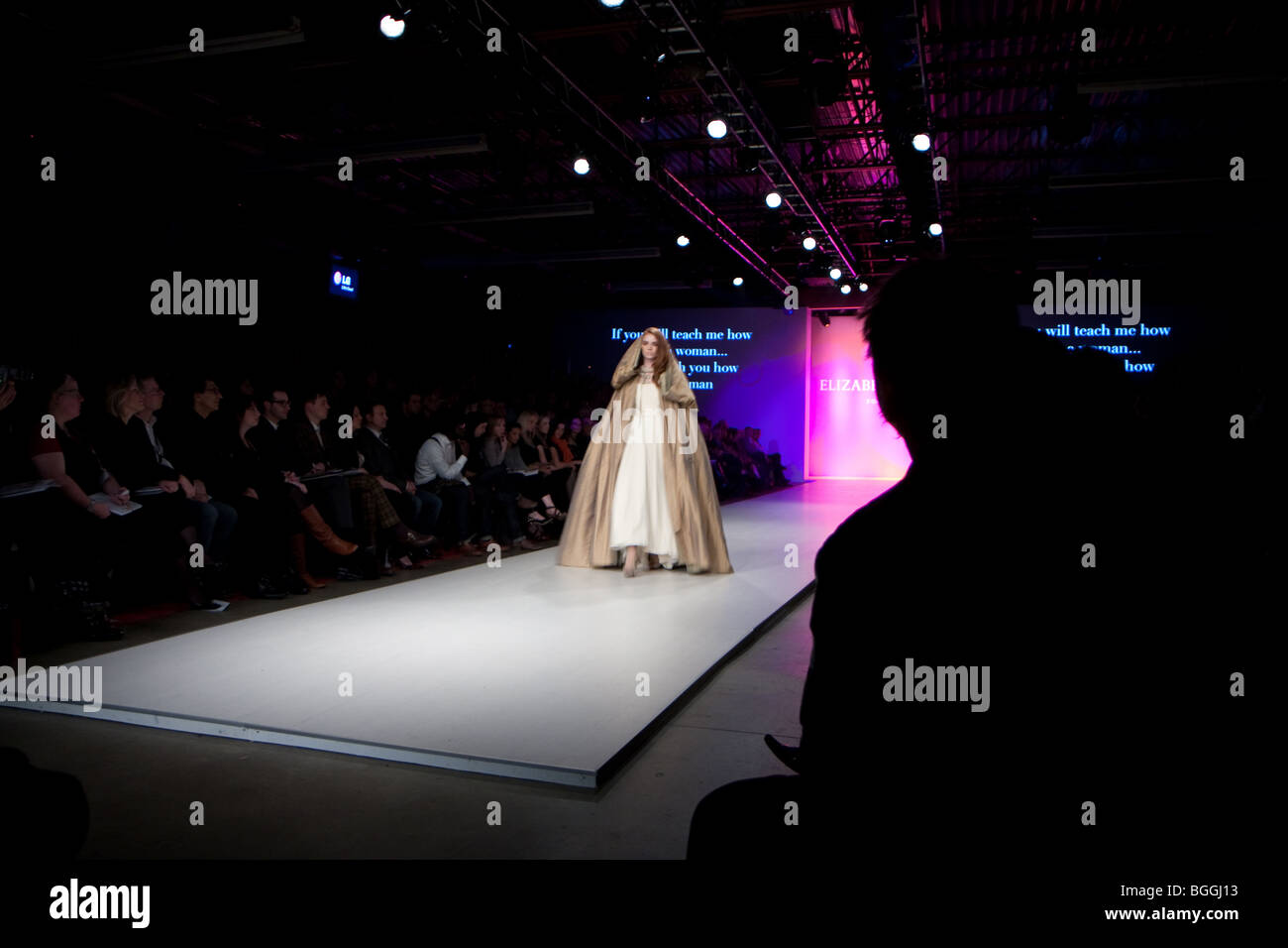 Des modèles féminins portant des créations de mode marche sur la piste d'un trop-plein d'audience à la semaine de la mode LG Toronto Banque D'Images