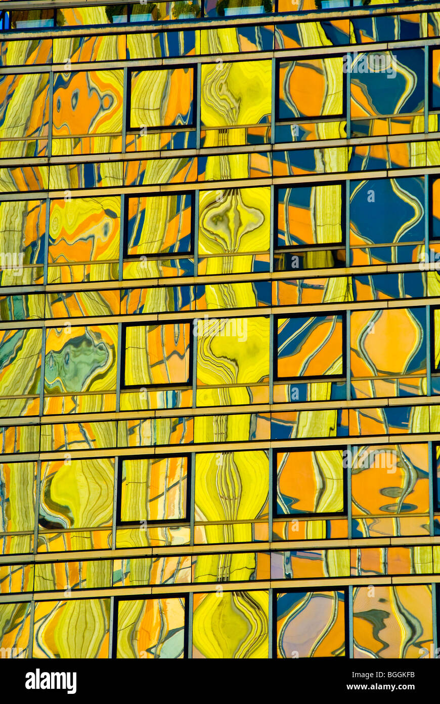 Réflexions colorées à la surface du verre d'un immeuble de grande hauteur à Buenos Aires, Argentine Banque D'Images