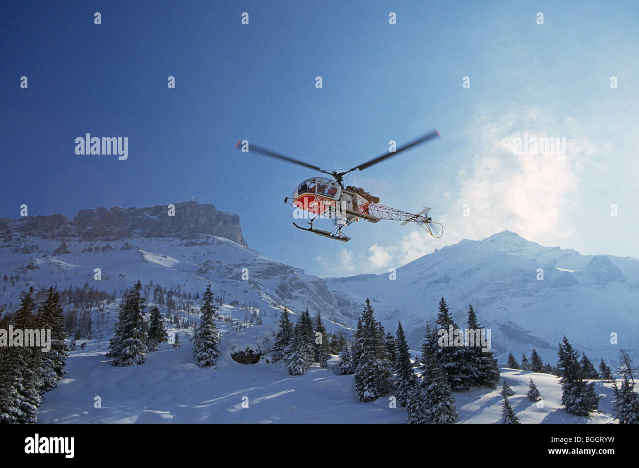 Un hélicoptère transporte dans l'héliskieurs hautes Alpes de la station de ski d'Ansere, Suisse Banque D'Images