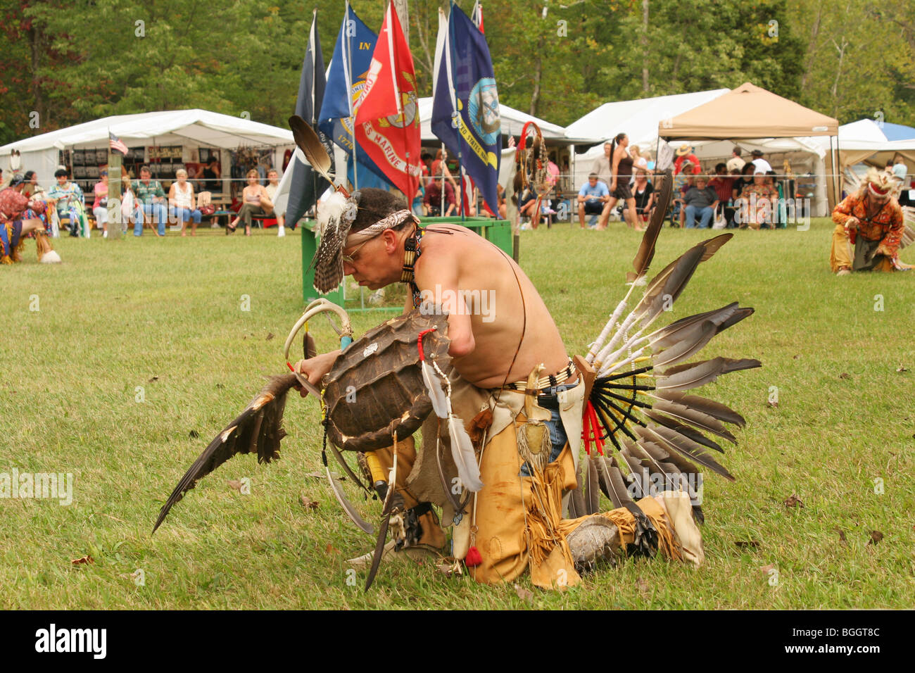 La danse de chasse. Native American Indian Man au pow wow contemporaine. Springfield, Ohio, USA. Banque D'Images