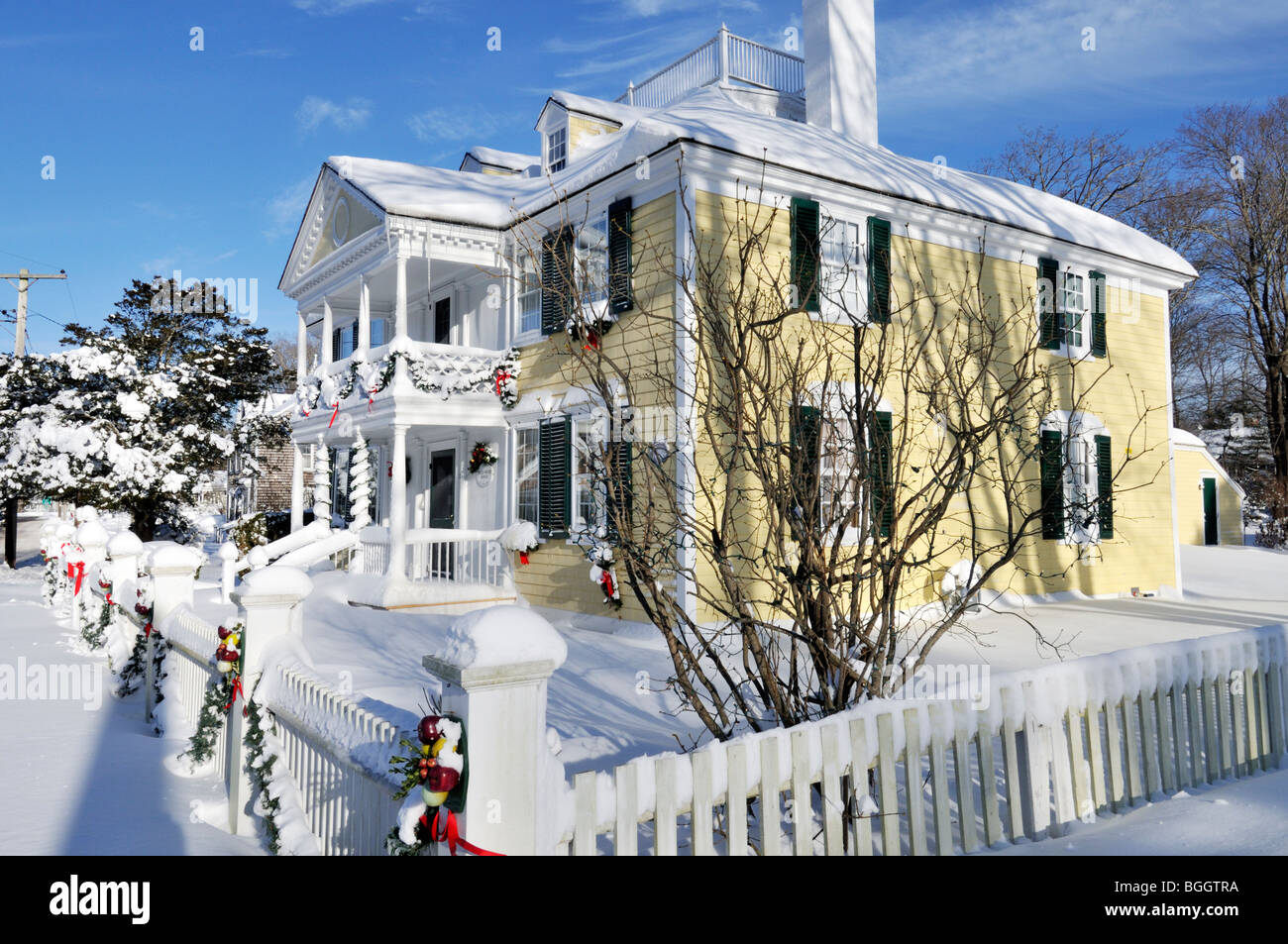 Maison historique icovered avec de la neige fraîche décorée pour Noël à Falmouth, Cape Cod, USA. Banque D'Images
