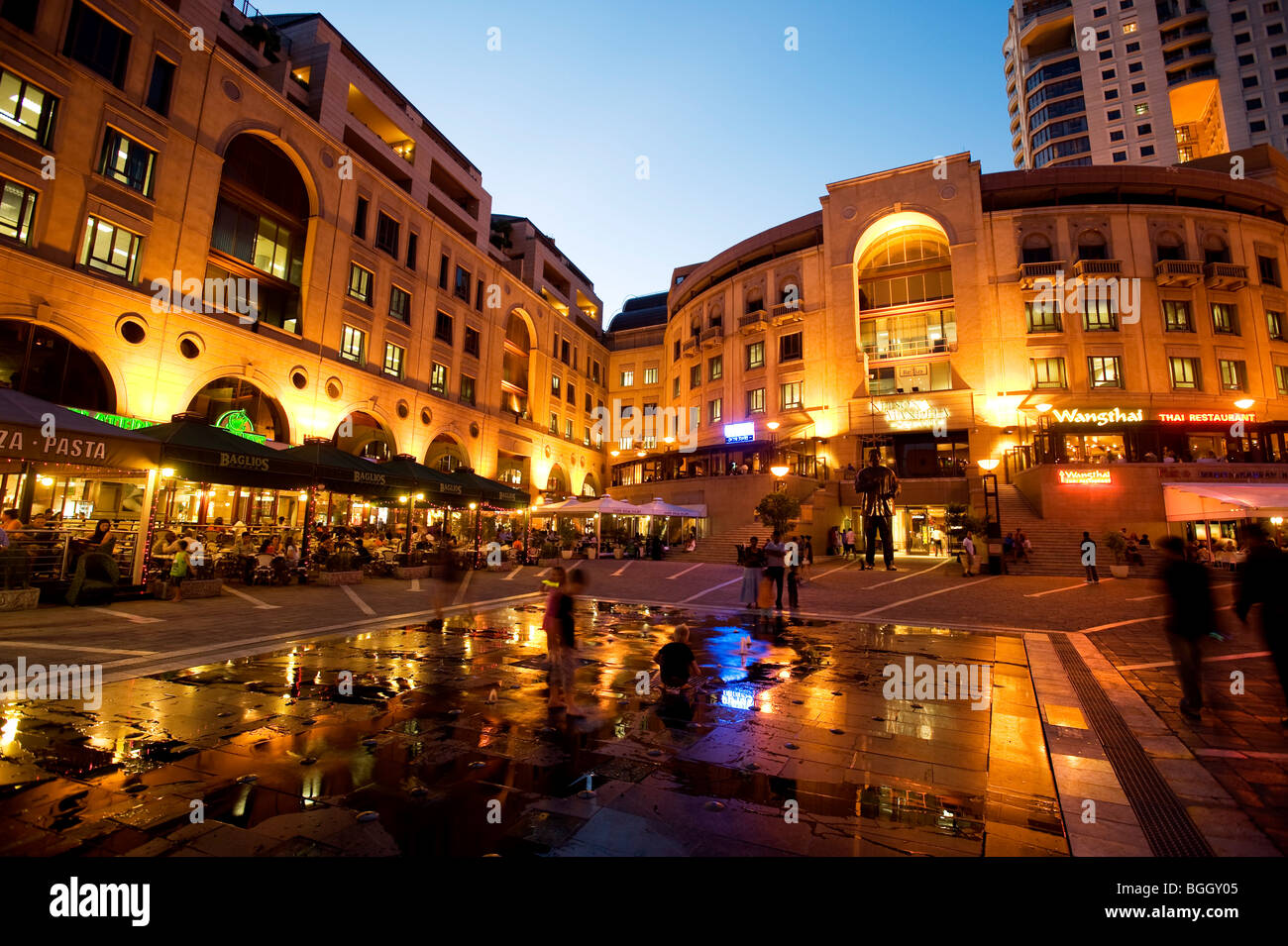 La place Nelson Mandela dans la soirée. Sandton, Johannesburg, Afrique du Sud Banque D'Images